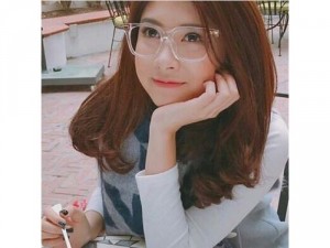 Kính nhựa trong gọng vàng.