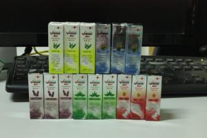 Phương pháp mới trị liệu bằng hương thơm
Vfresh cam quýt: mùi hương cam quýt tươi (chanh bạc hà) phù hợp giữ cho cơ thể và tâm trí bạn luôn tươi tắn, tràn đầy năng lượng. Ngoài ra, nó cũng rất hữu ích để giảm đau đầu, đầy hơi bụng, cảm lạnh, say tàu xe, và các triệu chứng cúm.
Vfresh Trà xanh: là hoàn hảo cho những người yêu thích mùi thơm của trà xanh thư giãn sảng khoái. Ngoài ra, các hương thơm cũng rất hữu ích để giảm đau đầu, đầy hơi bụng, cảm lạnh, say tàu xe, và các triệu chứng cúm.
Vfresh Lavender: (mùi hoa oải hương) làm dịu tâm trí và hệ thần kinh, giảm viêm xoang, giảm stress, kích thích tái tạo tế bào và làn da. Ngoài ra nó cũng rất hữu ích để giảm đau đầu, đầy hơi bụng, cảm lạnh, say tàu xe, và các triệu chứng cúm.
Vfresh Barley Mint: (mùi hương lúa mạch) thích hợp cho những người yêu thích mùi hương tươi mới và mạnh mẽ, bên cạnh đó, lúa mạch thơm hòa trộn với bạc hà rất hữu ích cho việc cải thiện sự tập trung, sức sống, sự tự tin, suy nghĩ tích cực cũng như làm giảm mệt mỏi. Ngoài ra, nó cũng rất hữu ích để giảm đau đầu, đầy hơi bụng, cảm lạnh, say tàu xe, và các triệu chứng cúm.