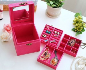 Hộp đựng trang sức nhiều ngăn giá sỉ thiết kế hộp tinh tế nhỏ gọn và sang trọng mang đến cho bạn không gian để đồ trang sức đẹp mắt và thuận tiện hơn