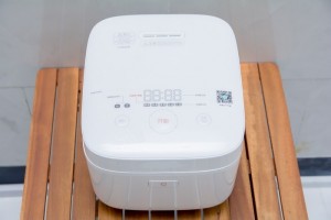Các bộ phận bên trong nồi cơm điện như honeycomb, hệ thống làm mát, lõi nổi đều được hoàn thiện khá tốt, người dùng có thể tháo rời và lau chùi 1 cách dễ dàng.