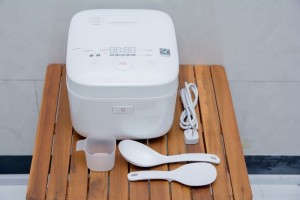 Nếu như trước đây, những nồi cơm điện cũ thông thường dùng hình thức làm nóng từ dưới nồi lên. Điều này sẽ khiến cho nhiệt độ trong nồi nóng không đồng đều, khiến cơm rất dễ bị dính vào thành nồi và chín không được đều. Hãng Xiaomi đã sử dụng công nghệ cảm ứng từ cho nồi cơm điện thông minh Xiaomi Mi Rice Cooker 2. Công nghệ này sẽ dùng nhiệt độ trực tiếp tỏa ra từ nồi cơm chứ không phải thông qua mâm nhiệt, sẽ giúp cho nhiệt tỏa ra đồng đều hơn ở nhiều khu vực khác nhau trong nồi, cơm sẽ được chín đều và ngon hơn mà hình dạng của hạt gọn vẫn giữ được nguyên vẹn. Với công suất 1100W cho nhiệt độ tối đa là 3600C sẽ giúp cho quá trình nấu cơm được rút ngắn đi nhiều hơn