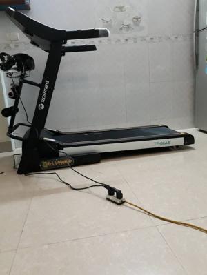♻️ Máy đa chức năng: Đi bộ, chạy bộ, xoay eo, massage, gập bụng, hít đất, xoay eo, tạ tập tay.
♻️ Động cơ DC (một chiều).
♻️ Công suất : 2.5HP sản xuất tại Đài Loan Siêu Bền, tiếng ồn thấp, bảo hành 6 năm tại nhà.
♻️ Màn hình LCD hiển thị: Thời gian, tốc độ, quãng đường, nhịp tim, Calo tiêu hao.
♻️ Chương trình tập luyện cài đặt sẵn: P1 - P12
♻️ Có chế độ cài đặt chạy theo yêu cầu về: Thời gian, calo tiêu hao, quãng đường.
♻️ Phạm vi tốc độ: 0.8km/h-14km/h.
♻️ Nâng dốc tự động: Không
♻️ Có kết nối MP3 nghe nhạc.
♻️ Có bánh xe di chuyển.
♻️ Có khay đựng nước, điện thoại, ipad.
♻️ Có thể gập gọn.
♻️ Có sách hướng dẫn sử dụng bằng tiếng việt và sách hướng dẫn lắp đặt.
♻️ Có sẵn bộ lắp đặt.
♻️ Có dầu máy đi kèm.
♻️ Hệ thống tra dầu tự động, hiện đại nhất hiện nay.
♻️ Điện áp: 220V.
♻️ Băng tải rộng rãi, thoải mái sải bước: 1280mm x 430mm.
♻️ Độ dày bằng tải: 1.8mm, cấu tạo bởi 5 lớp, siêu êm, siêu bền.
♻️ Kích thước đặt máy: 1680* 710* x 1330mm..
♻️ Kích thước thùng: 1640*740*325mm.
♻️ Trọng lượng người tập tối đa: 150 kgs.
♻️ Trọng lượng máy /Trọng lượng thùng: 68kgs/78kgs
♻️ Bảo hành 6 năm moto, thân máy 1 năm.
♻️ Thương Hiệu: Tech Fitness