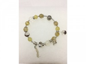 vòng tay đá phối charm bạc.