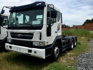 ==> Cabin Đầu kéo Daewoo Novus được thiết kế theo phong cách Châu Âu sang trọng đẹp mắt có hệ thống đèn tiêu chuẩn góc sáng rộng đặc biệt có tấm che nắng phía ngoài có gắn đèn hai đầu rất thuận tiện cho việc vận hành xe vào thời tiết oi bức. Nội thất được thiết kế rộng rãi thông thoang nóc cabin cao tầm quan sát rộng hơn với hệ thống kính chỉnh điện, thoải mái nhất với hệ thống máy lạnh đời mới làm mát nhanh. Đặc biệt ghế hơi tự động cân bằng, nút chỉnh điện