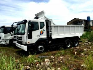Xe ben Daewoo 3 chân khung gầm được sản suất từ thép đúc nguyên khối chịu tải cao kết cấu chắc chắc chắn.Đặc biệt hệ thống hộp số, cầu láp đồng bộ tạo nên chất lượng hoàn hảo của xe,có thể đáp ứng tối đa nhu cầu vận chuyển hàng hóa.Cỡ lốp 12R22.5 trước sau tạo sự cân bằng và dộ bám mặt đường tốt giúp xe leo dốc vượt lầy trong điều kiện khi tải nặng