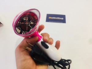 Công suất sây khô của loại Máy sấy tóc 888 là 900W, các khí nóng giữ ở mức 60 độ C, bảo vệ tóc khỏi nhiệt độ cao và tóc làm khô nhanh chóng. Công tắc làm nổi trên tay cầm, 2 chế độ điều chỉnh sấy khác nhau (sấy mát và sấy nóng)