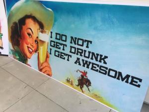 In tranh phẳng quotes chữ hay cho quán beer
