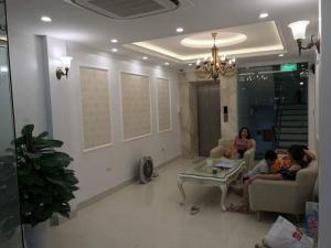 Mặt phố Nguyễn Khang, 50m, kinh doanh