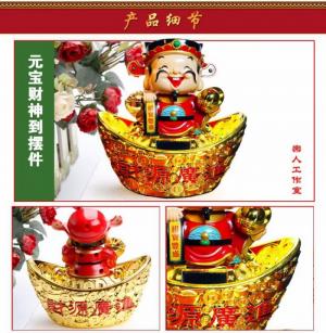 Hình dáng dễ thương, vui vẻ, gương mặt luôn mỉm cười, gật đầu và tay chào gọi sự may mắn.