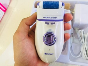 Máy tẩy lông shinon với thiết kế hiện đại, đầu nhổ bám sát da làm tăng hiệu quả việc tẩy lông
