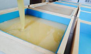 Sáp được đóng trong khuôn sạch sẽ, đảm bảo vệ sinh