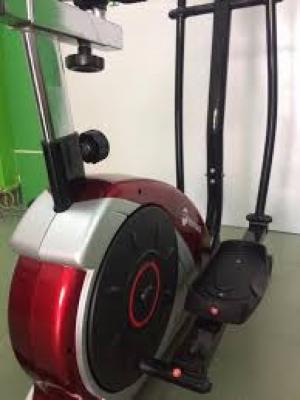 Đồng hồ hiển thị các thông số: Quãng đường, vận tốc, thời gian, calorie, nhịp tim.
Trọng lượng bánh đá: 7kg. Chuyển động 2 chiều.
Kích thước: 1280mm x 700mm x 1610mm
N.W:39.3KG; G.W.:45.5KG
Tay vịn cố định đo nhịp tim
Núm vặn điều chỉnh kháng lực
Bàn đạp xe đạp tập nhựa cứng chịu lực có độ ma sát cao
Bảo hành 1 năm tại nhà