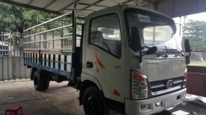 Công ty chúng tôi cũng xin gửi lời cảm ơn chân thành nhất tới những khách hàng đã, đang và sẽ cho phép chúng tôi được trở thành người bạn đồng hành cũng như đã dành sự tín nhiệm và ủng hộ tới sản phẩm, dịch vụ mà côngty chúng tôi cung cấp. Hiện nay Công ty chúng tôi là nhà phân phối các loại xe: VEAM-HYUNDAI
THÔNG SỐ KĨ THUẬT XE TẢI VEAM VT250 2,5 TẤN
Trọng lượng bản thân : 3110 kG
Phân bố : - Cầu trước : 1470 kG
- Cầu sau : 1640 kG
Tải trọng cho phép chở : 2490 kG
Số người cho phép chở : 3 người
Trọng lượng toàn bộ : 5795 kG
Kích thước xe : Dài x Rộng x Cao : 6810 x 2090 x 2980 mm
Kích thước lòng thùng hàng (hoặc kích thước bao xi téc) : 4840 x 1920 x 1930/--- mm
Khoảng cách trục : 3735 mm
Vết bánh xe trước / sau : 1660/1495 mm
Số trục : 2
Công thức bánh xe : 4 x 2
Loại nhiên liệu : Diesel
Động cơ :
Nhãn hiệu động cơ: D4BH
Loại động cơ: 4 kỳ, 4 xi lanh thẳng hàng, tăng áp
Thể tích : 2476 cm3
Công suất lớn nhất /tốc độ quay : 75,8 kW/ 3400 v/ph
Lốp xe :
Số lượng lốp trên trục I/II/III/IV: 02/04/---/---
Lốp trước / sau: 7.00 - 16 (7.50 - 16) /7.00 - 16 (7.50 - 16)