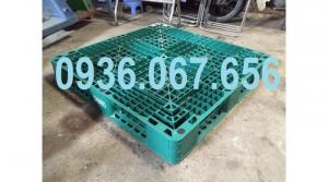 Pallet nhựa cũ giá rẻ tại TPHCM màu xanh lá