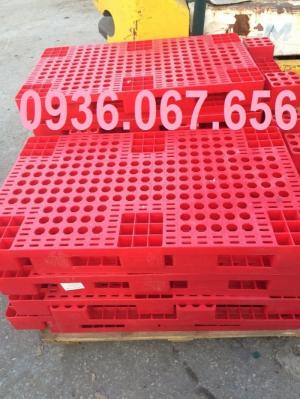 Pallet nhựa cũ giá rẻ tại TPHCM màu đỏ