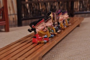 Bên ngoài được phủ sơn an toàn, không chứa chất độc hại gây ảnh hưởng đến sức khỏe người dùng.