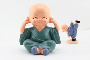 Tượng bịt tai là Kikazaru -