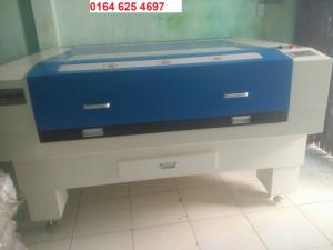 Máy Laser 1390 chuyên cắt khắc mica làm quảng cáo