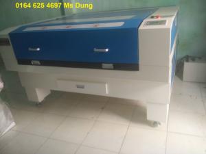 Máy Laser 1390 chuyên cắt khắc mica làm quảng cáo