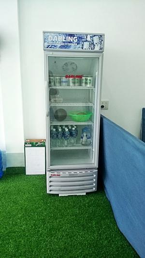 Tủ mát: bia mát, nước suối, nước ngọt, khăn lạnh, trái cây.