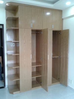 Kiểu dáng của tủ khá phong phú, tuy nhiên, được lựa chọn nhiều nhất là những kiểu dáng mang phong cách hiện đại, tiện dụng và đơn giản. Tủ dạng cửa kéo sẽ giúp bạn tiết kiệm không gian mỗi khi sử dụng hơn là những loại tủ cánh mở thông thường.
Tủ thường được phân chia làm nhiều ngăn to nhỏ khác nhau tùy vào kích cỡ, ngăn bé là nơi để vật dụng nhỏ, đơn giản, với những ngăn lớn thì để móc treo quần áo để không bị nhàu và gấp nếp.
Màu sắc của tủ cần hài hòa với màu sơn của tường, trần, sàn nhà, hoặc có chăng chỉ nếu bạn muốn căn phòng thêm nổi bật thì trang trí thêm một vài họa tiết làm điểm nhấn như sơn màu nổi bật hoặc bản thân vật liệu của tủ đã khiến căn phòng thêm nổi bật hơn.