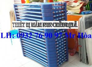 Giường mầm non vải lưới sọc xanh dương thoáng mát cho bé ngủ ngon