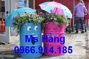 Thùng phuy sắt cũ trang trí quán cà phê, homestay độc đáo