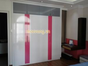 Về kết cấu: Bên trong tủ nên chia thành nhiều khoang nhỏ để dễ chứa đồ vật theo từng chủng loại. Cửa tủ có thể sử dụng loại cửa trượt hoặc cửa mở ra ngoài, nhưng trong trường hợp nào thì cửa cũng cần phải chắc chắn vì đây là cơ cấu được sử dụng với tần suất cực lớn.