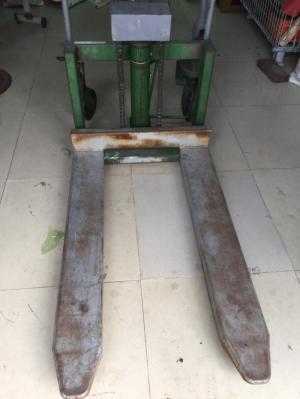 khi hạ xuống để Pallet