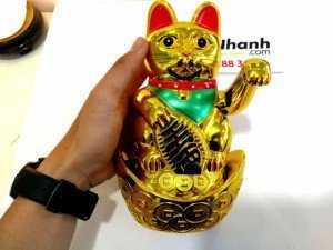 Mèo thần tài là biểu tượng của sự may mắn, mang may mắn, tài lộc và niềm vui đến cho mọi người, rất được nhiều người ưa chuộng.
Mèo có hình dáng dễ thương, ngồi trên thỏi vàng, vẫy chào tài lộc và vận may đến với gia đình bạn.