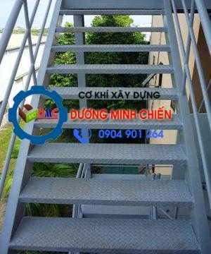 CẦU THANG SẮT NGOÀI TRỜI.