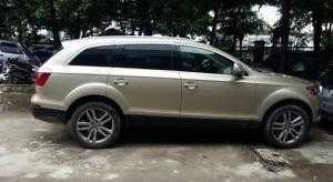 Cần bán xe Audi Q7 2008 màu vàng cát số tự động 4.2L odo chuẩn 8 vạn km