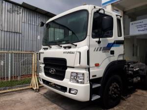 Cabin xe Đầu Kéo Hyundai HD700 được thiết kế trên hệ thống giảm chấn lò xo treo giúp giảm sốc và các rung động mạnh từ mặt đường. Cabin có thể nghiêng 45 độ rất thuận tiện cho việc sửa chữa và bảo dưỡng thường xuyên, tiếp cận dễ dàng với khoang động cơ.