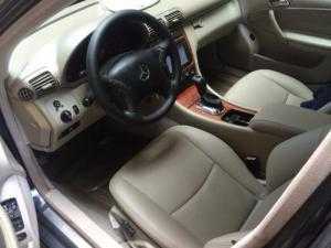 Bán Mercedes C200 đời 2002 màu đen tự động xe đẹp, zin đầu đến đuôi