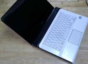 Bán Laptop Sony SVE14 màu trắng, core i5 máy zin đẹp