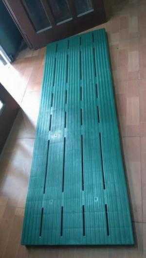 Pallet nhựa lót sàn