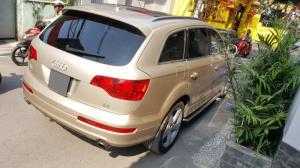 Kẹt tiền bán AUDI Q7 bản full 2009 màu vàng rất đẹp và sang trọng.