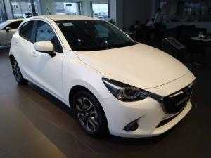 Mazda 2 2018 trắng tinh tế, có xe giao ngay
