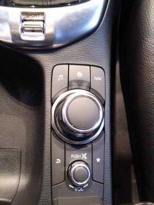 Mazda 2 2018 trắng tinh tế, có xe giao ngay