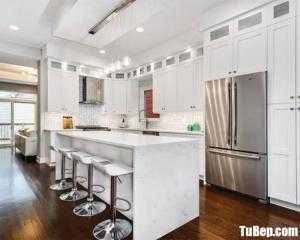 Tủ bếp gỗ Tần Bì màu trắng sơn men thiết kế bán cổ điển – TBT97