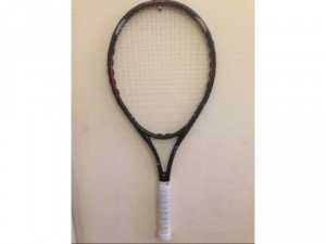 Vợt tennis Prince O3 Red, hình thức đẹp, cấu tạo từ sợi carbon, titan, giá bán 650k