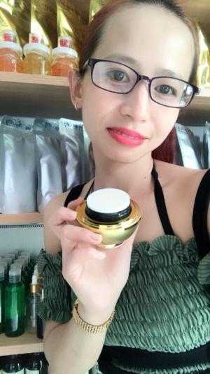 Sự phát triển và thành công của một spa, dựa trên nhiều yếu tố như cơ sở hạ tầng kỹ thuật, tư vấn, chăm sóc khách hàng ... và một trong những yếu tố tồn tại tự nhiên của spa là lựa chọn mỹ phẩm. Vấn đề cốt lõi là chọn địa điểm chuyên cung cấp mỹ phẩm và an toàn cho spa mang lại kết quả thực tế, nhanh chóng phù hợp với mọi làn da nữ. Vì đây là cách ngắn nhất để giúp Spa của bạn giành được sự tín nhiệm và duy trì khách hàng lâu dài.
Thị trường mỹ phẩm spa ngày càng đa dạng trong nhiều lĩnh vực, giàu nhiều dòng sản phẩm, giả mạo gây khó khăn cho người tiêu dùng. Vì vậy, bạn thực sự biết làm thế nào để lựa chọn dòng sản phẩm phù hợp với tiêu chí của kinh doanh spa? Cùng nhau học thêm nhé!