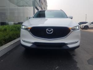 Đèn LED hai tầng: Công nghệ LED được sử dụng cho cả đèn chiếu sáng và đèn sương mù. Tuy nhiên, điểm nhấn độc đáo của Mazda CX-5 là đèn LED hai tầng khiến cho phần đầu xe rất nổi bật.