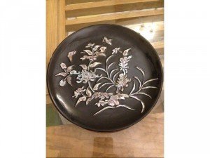 Đĩa sơn mài khảm trai xưa, hình khóm hoa cúc, đk 20cm