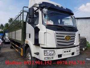 Faw 7.8 tấn phong cách thiết kế mạnh mẽ, mẫu mã tinh tế, xe có màu trắng và xanh.