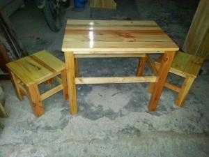 một bộ gồm 4 ghế 1 bàn
có màu vàng gỗ tự nhiên