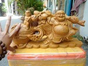 Tượng Phật Di Lặc kéo bao tiền gỗ bách xanh