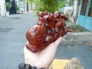 Tượng Phật Di Lặc để ô tô
