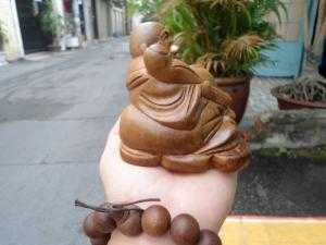 Tượng Phật Di Lặc để ô tô
