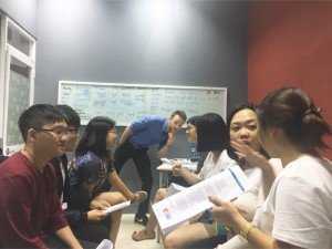 Nhóm học tiếng Anh giao tiếp với giáo viên nước ngoài chỉ từ 110k/h